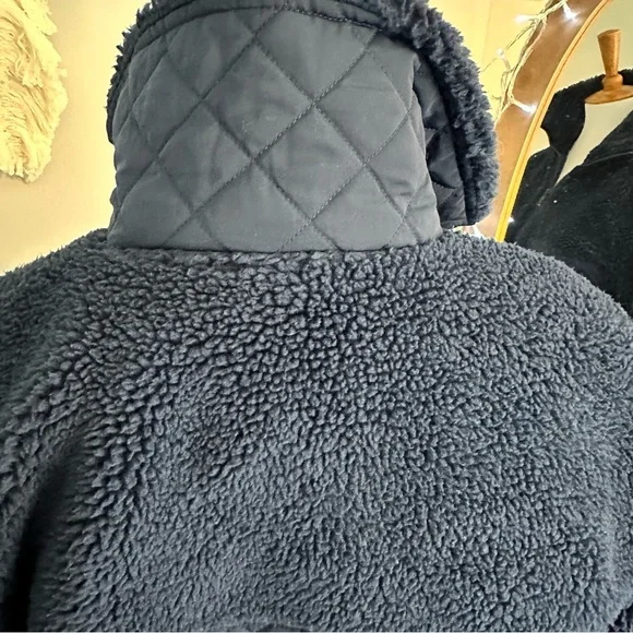 ✨Limited Edition✨ Alo Sherpa Edge Bomber in navy - Picture 9 of 14